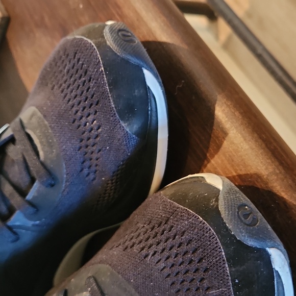 Lululemon Blk running shoe - womans sz 10. - Picture 4 of 8